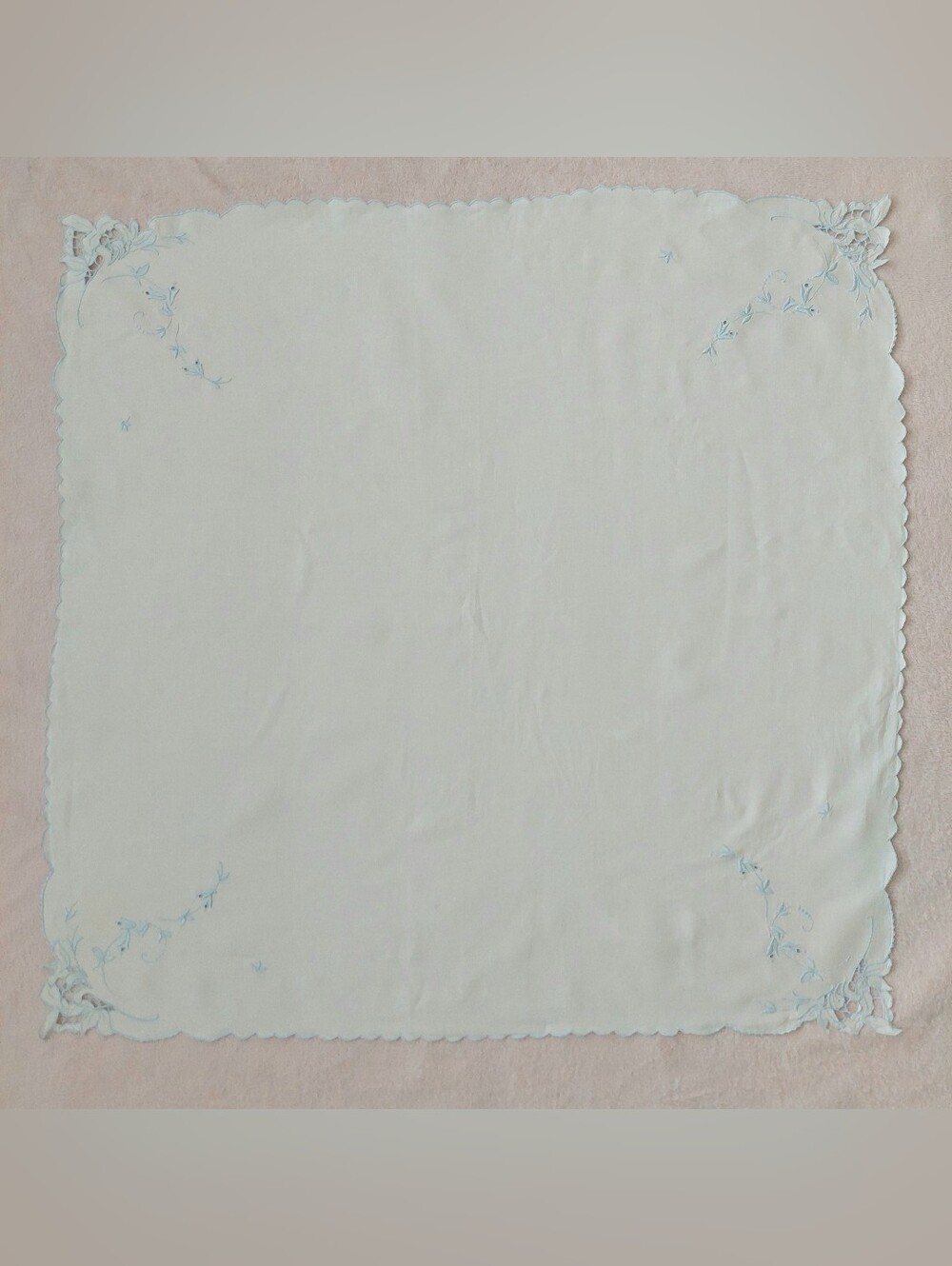Vintage White Linen Tablecloth and 4 Napkins With Pale Blue Embroidery - Picture 3 of 8